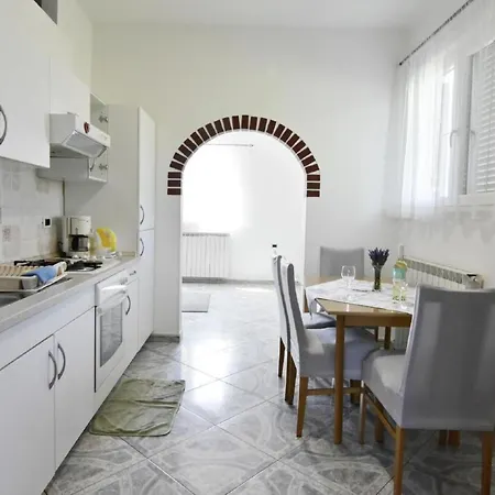 Apartamento Klimatisierte In Valica Mit Grossem Garten By Interhome