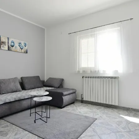 Apartman Klimatisierte In Valica Mit Grossem Garten By Interhome *