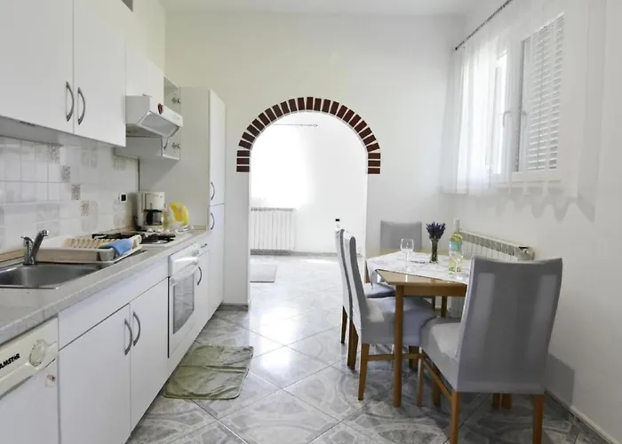 Apartman Klimatisierte In Valica Mit Grossem Garten By Interhome