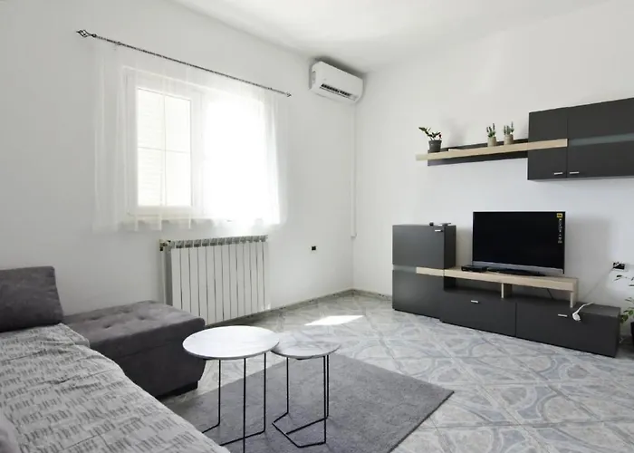 Apartman Klimatisierte In Valica Mit Grossem Garten By Interhome