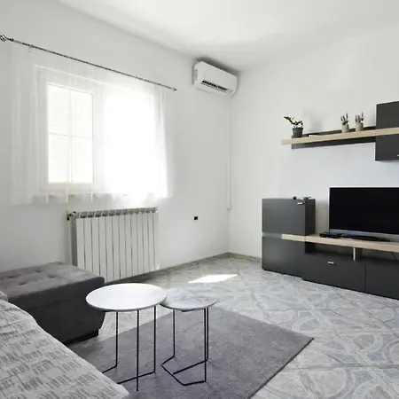 Lägenhet Klimatisierte In Valica Mit Grossem Garte By Interhome