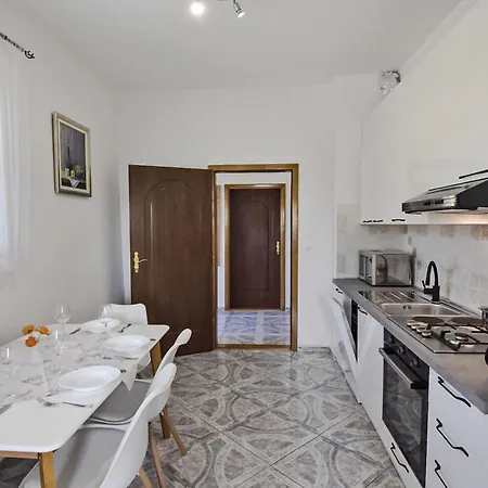 Klimatisierte In Valica Mit Grossem Garte By Interhome Apartman Umag