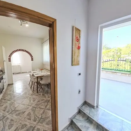 Apartman Klimatisierte In Valica Mit Grossem Garte By Interhome *